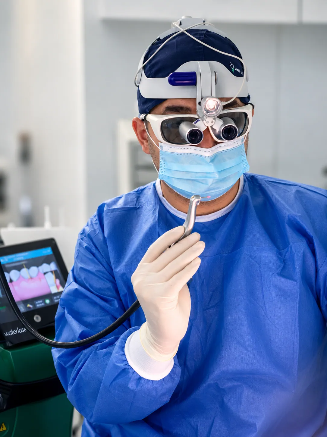 Dr. Olgun Chemal cu lupe chirurgicale și laser Waterlase