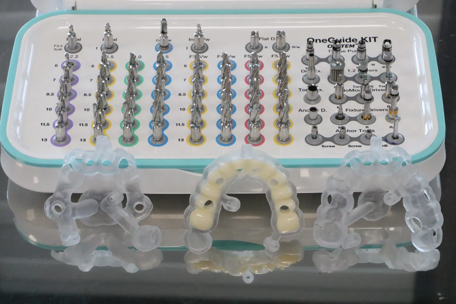 Kitul de chirurgie ghidată cu ghidurile pregătite