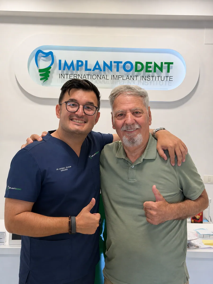 Dr. Olgun Chemal alături de pacient, la Implantodent