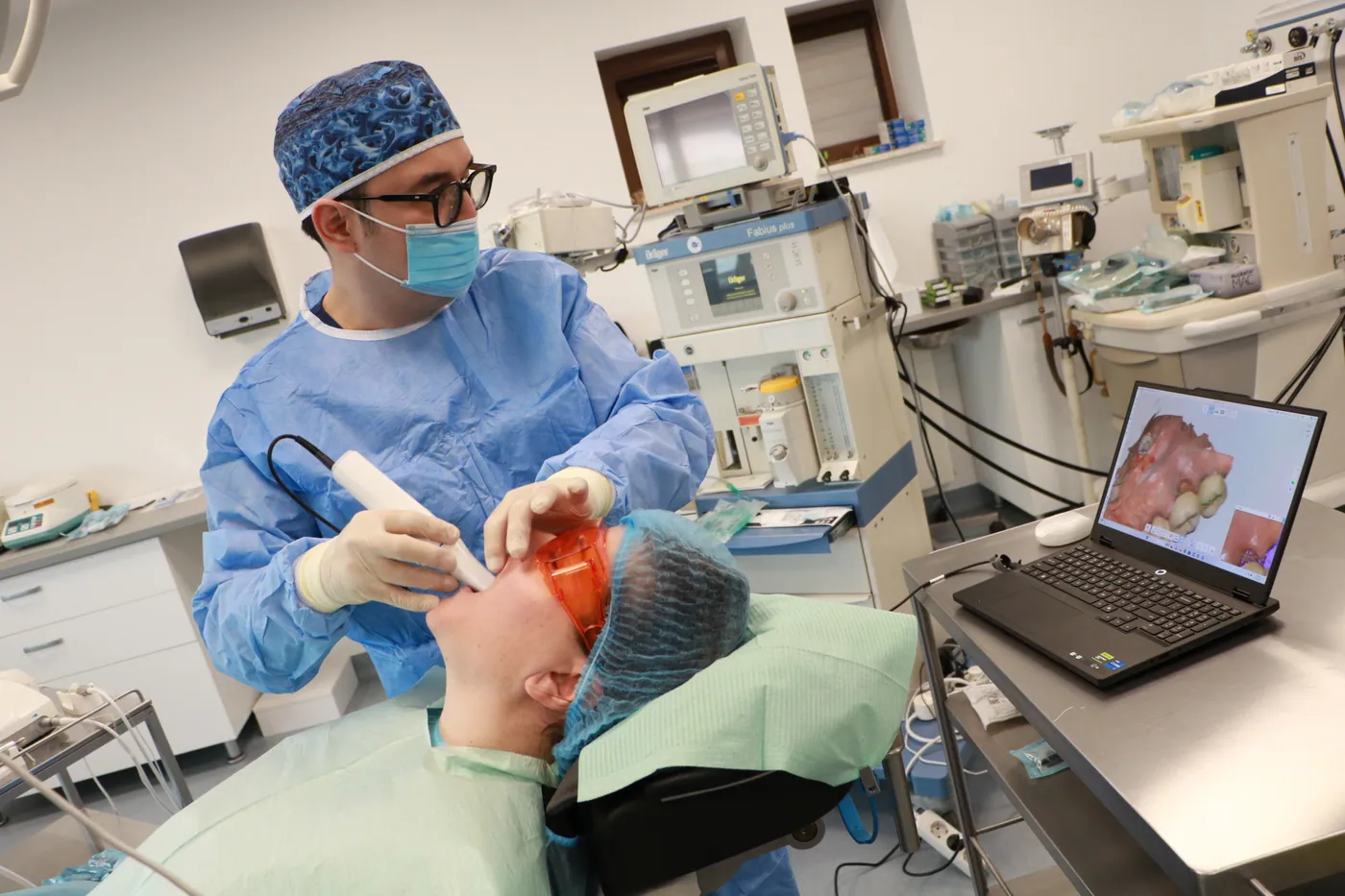 Scanare intraorală digitală în sala de operație