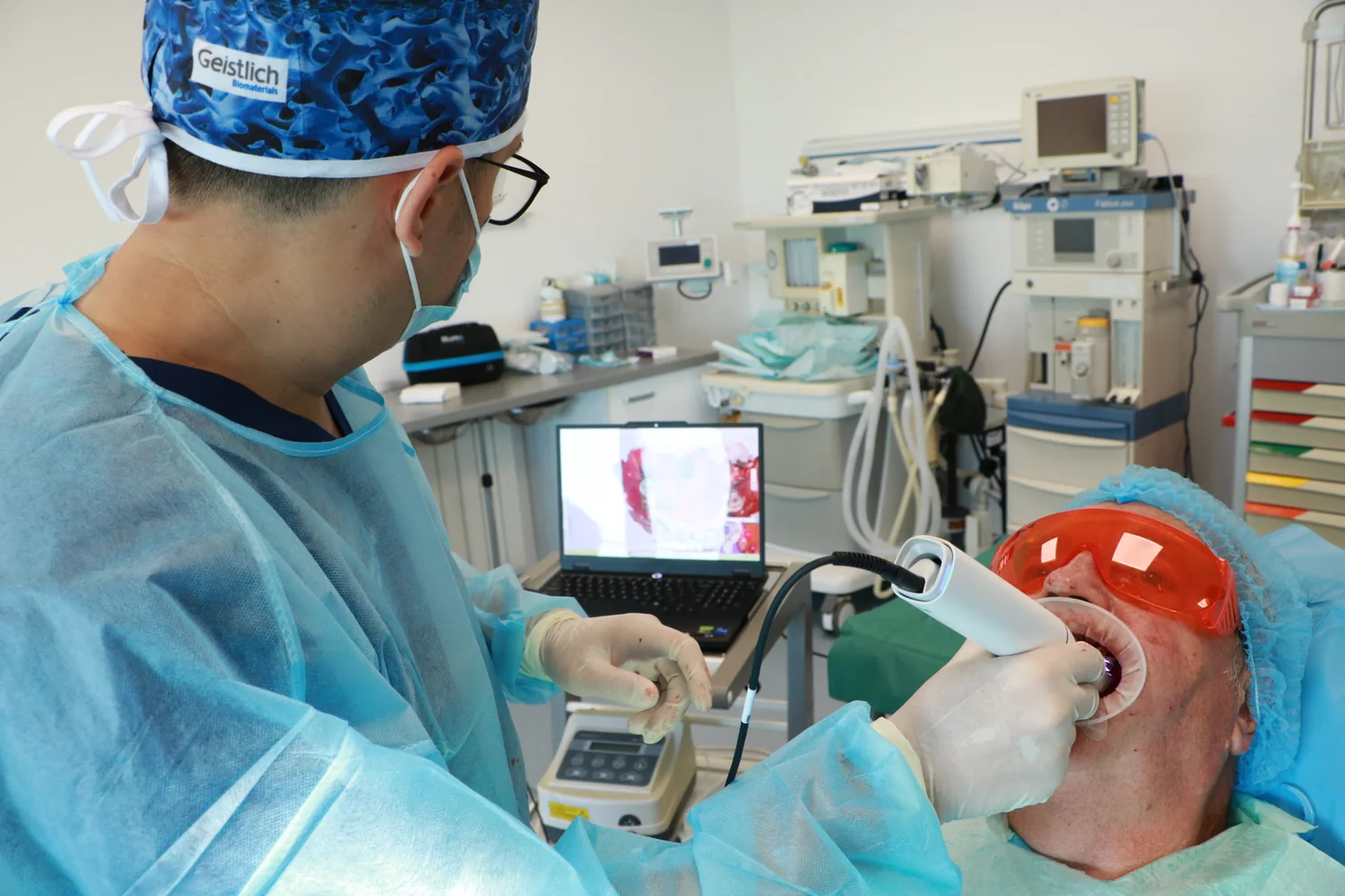 Scanare intraorală digitală după inserarea implanturilor, cu vizualizare pe ecran