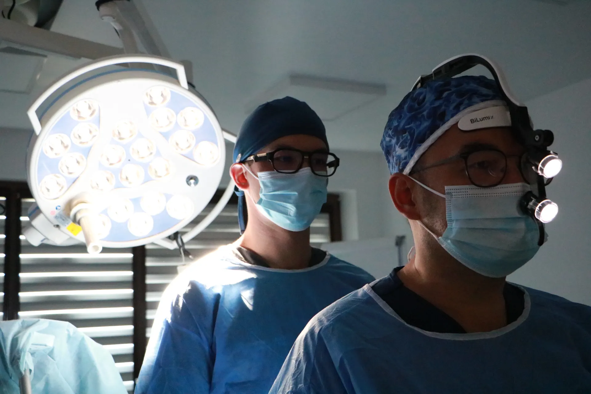Dr. Olgun Chemal discută planul de tratament cu un pacient