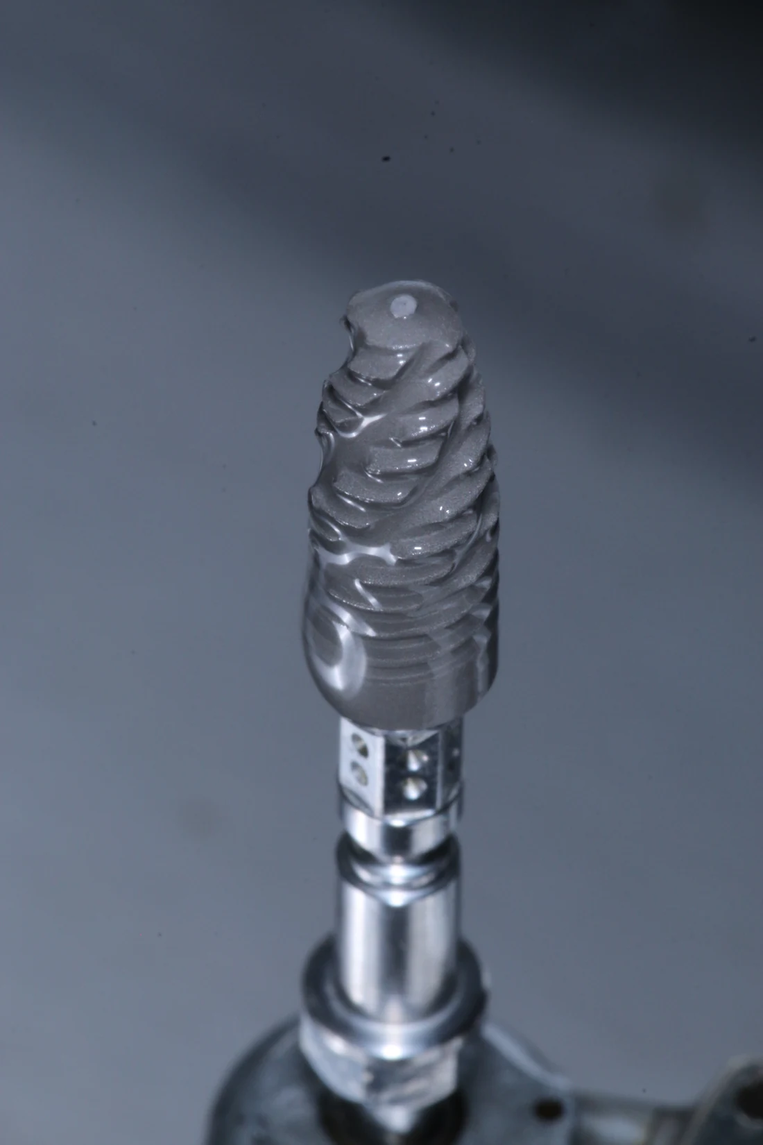 Implant dentar de titan, detaliu macro înainte de inserare