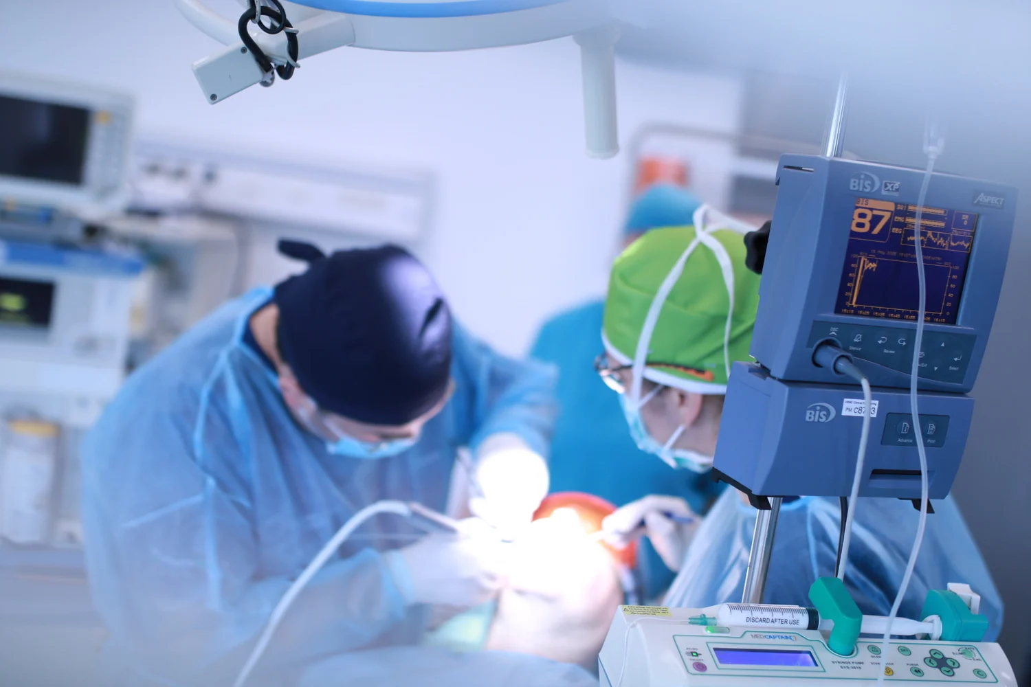 Intervenție sub sedare intravenoasă, cu monitorizarea continuă a funcțiilor vitale