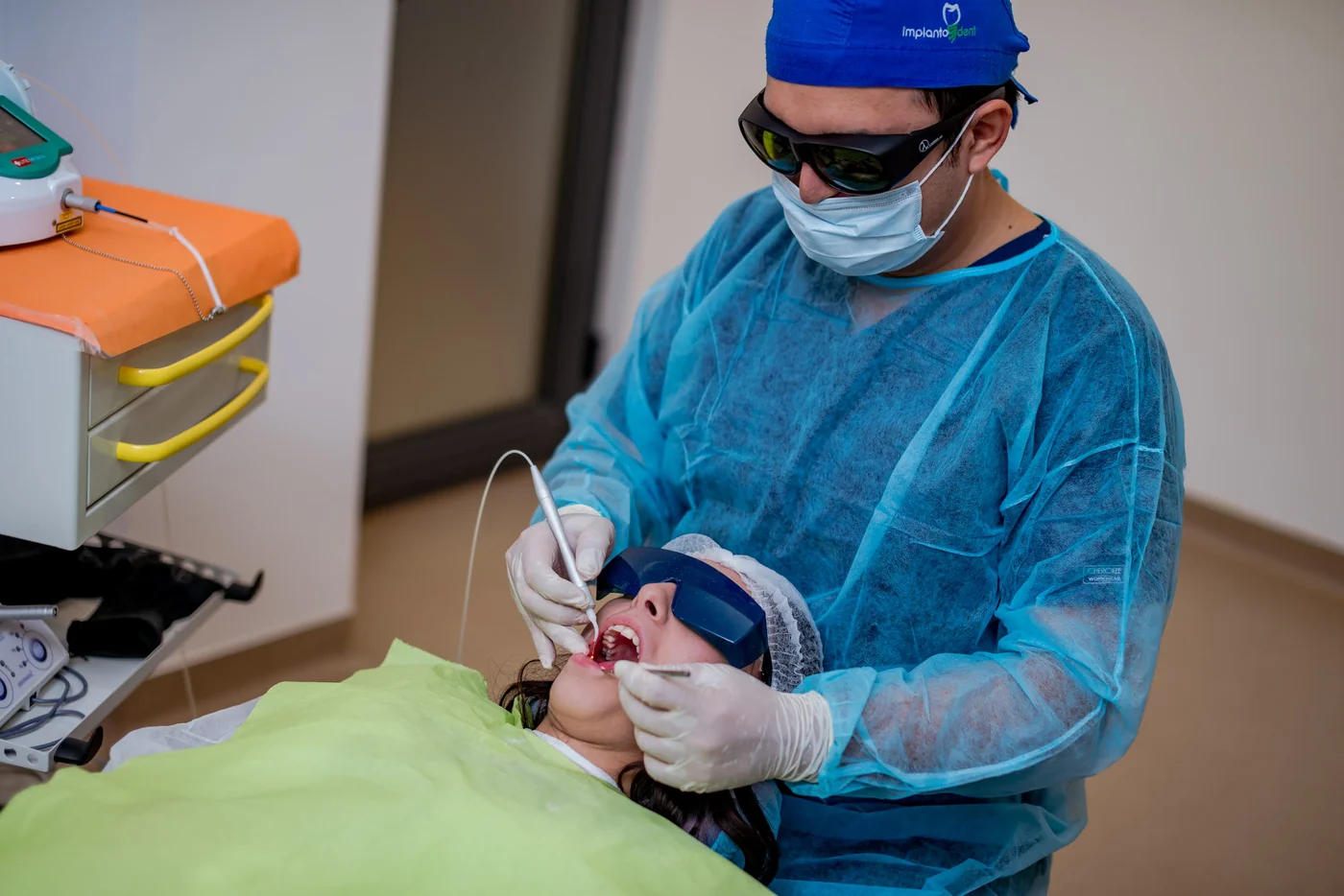 Protecție oculară în timpul tratamentului parodontal cu laser