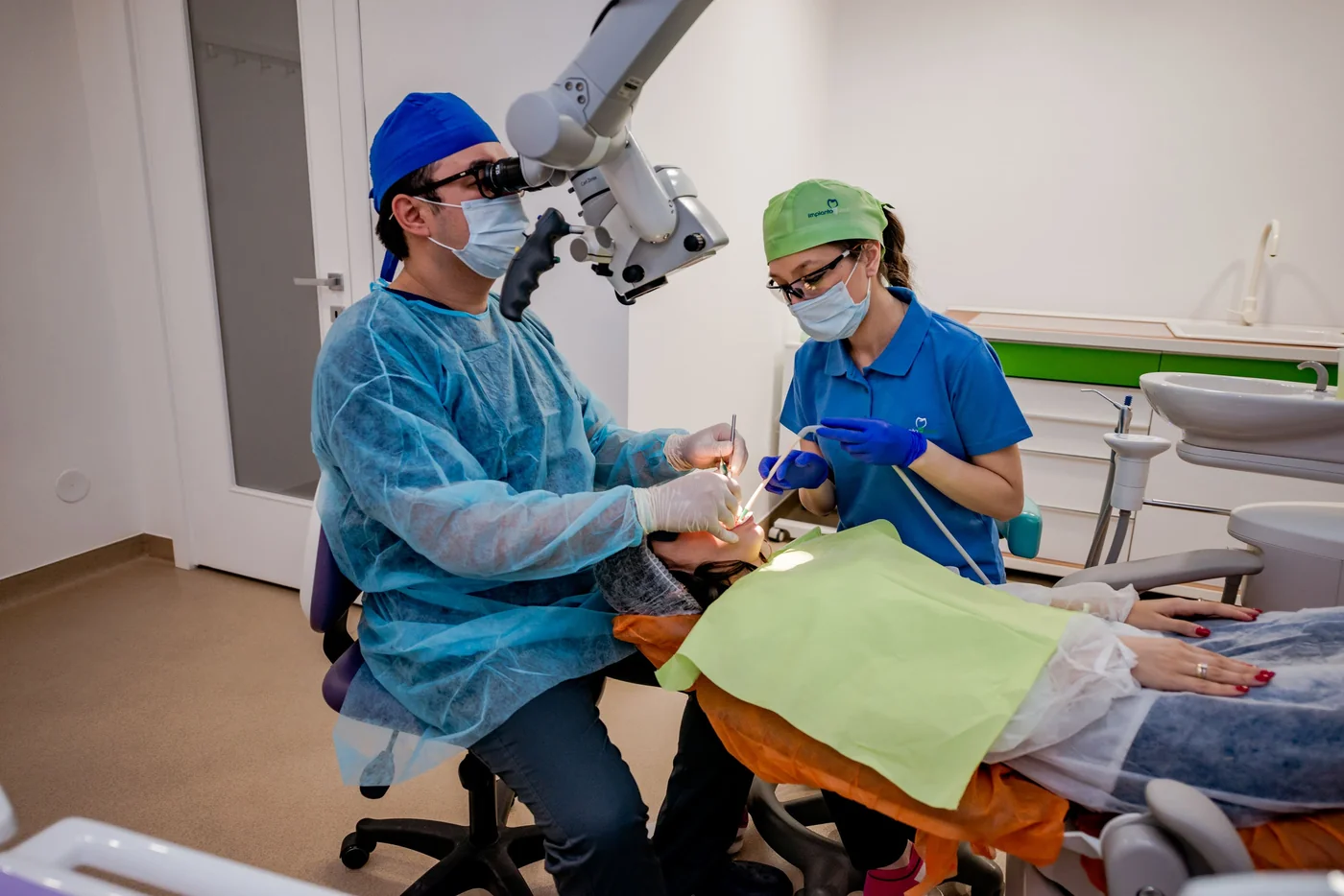Dr. Olgun Chemal lucrând la microscopul dentar Zeiss, Constanța