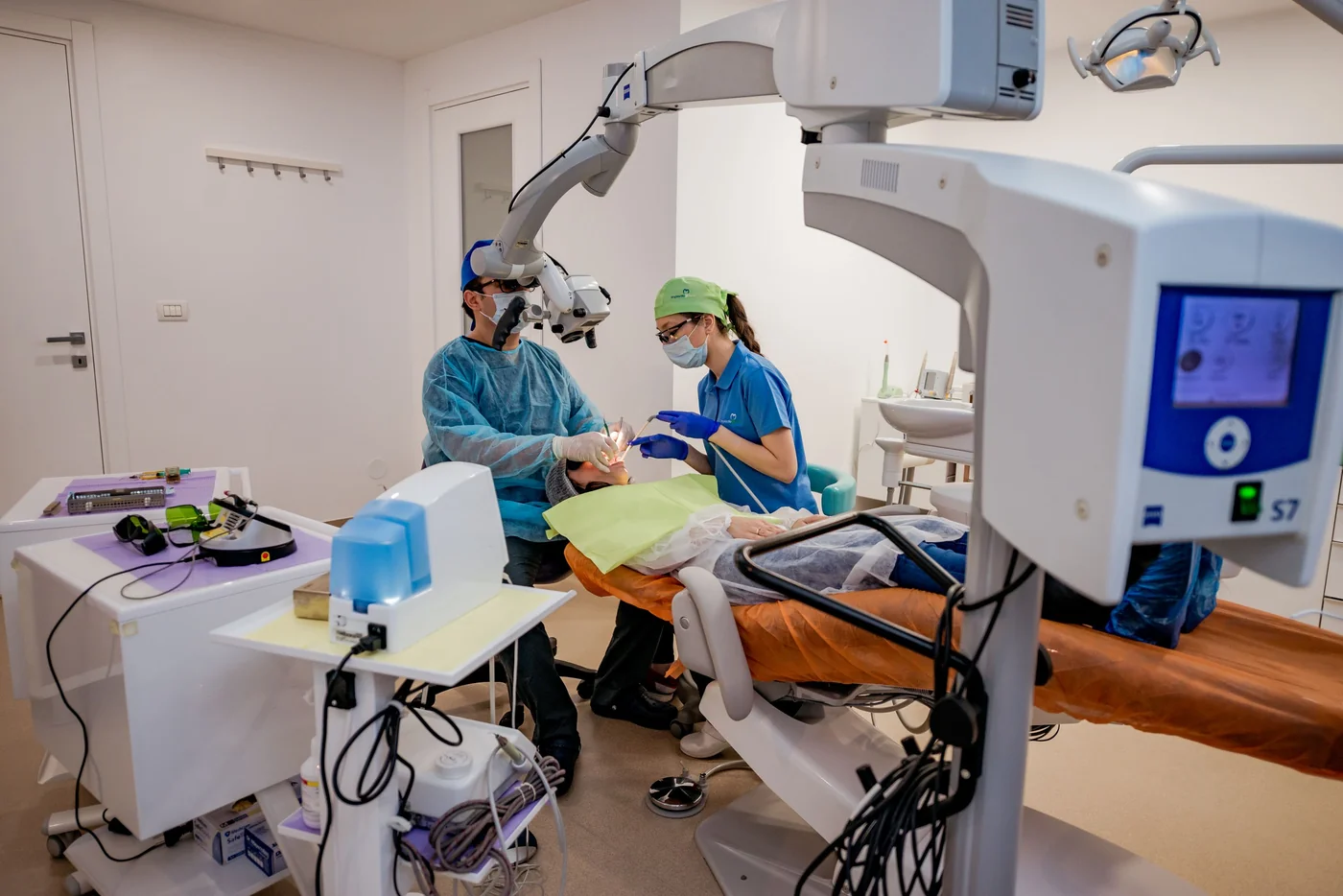 Sala de tratament dotată cu microscop dentar Zeiss și laser dentar, Constanța