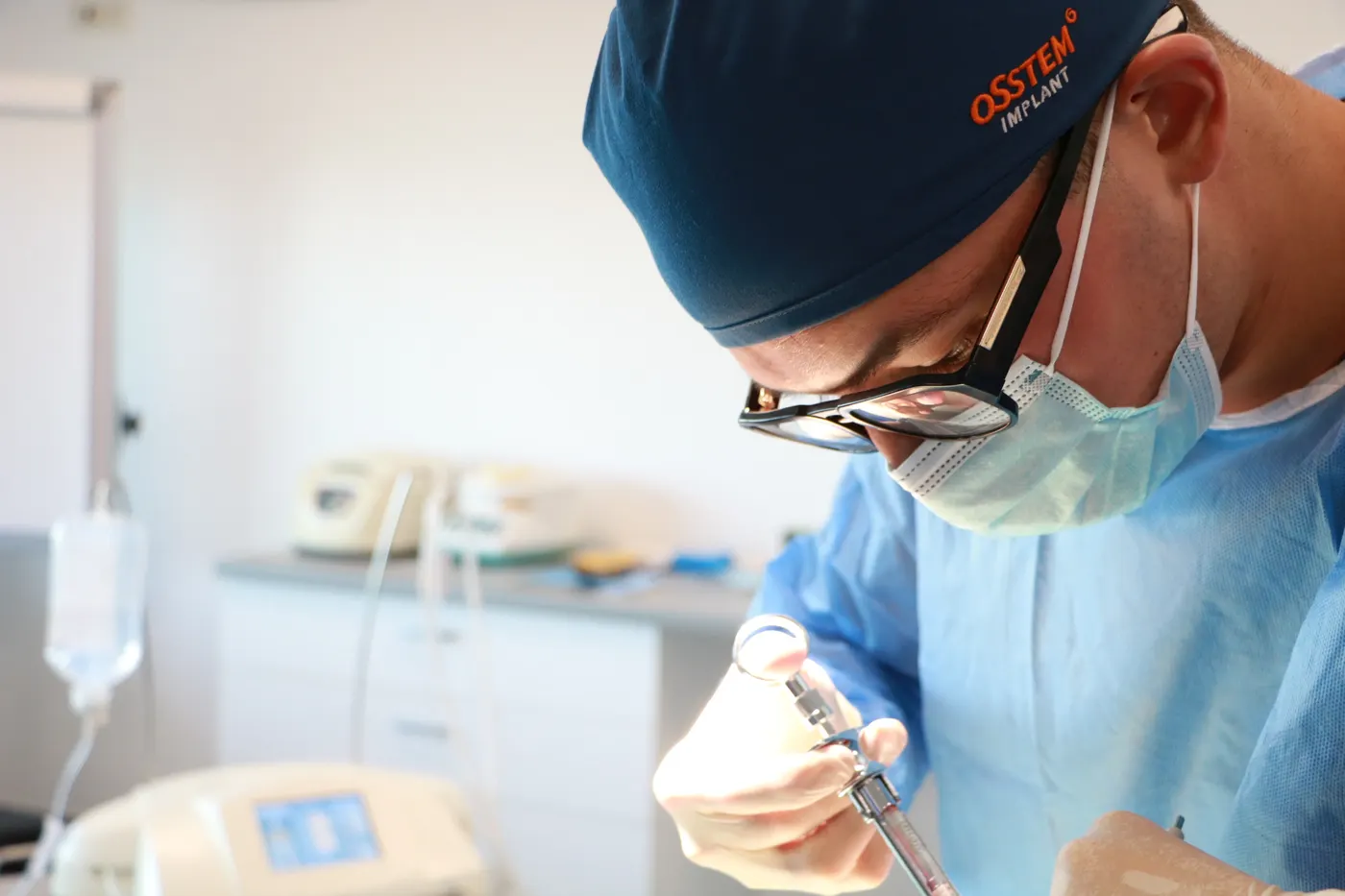 Dr. Olgun Chemal în timpul unui tratament parodontal